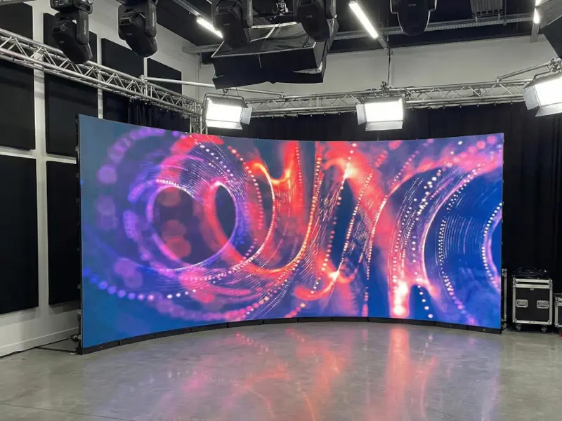 Scénographie événementielle avec écran LED courbe et formes créatives