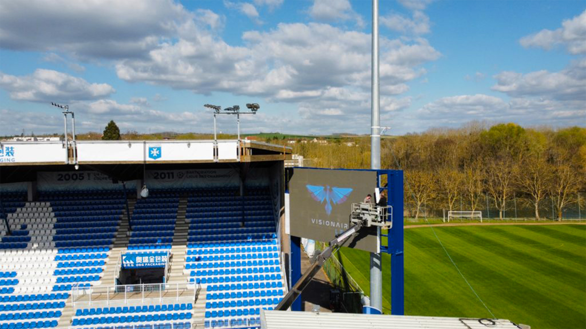 Montage technique structure écran LED stade