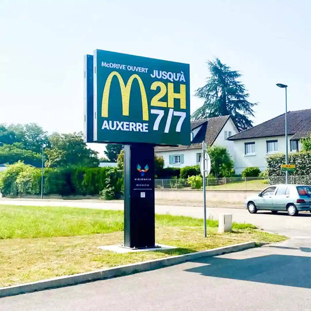 Panneau publicitaire LED urbain haute définition régie